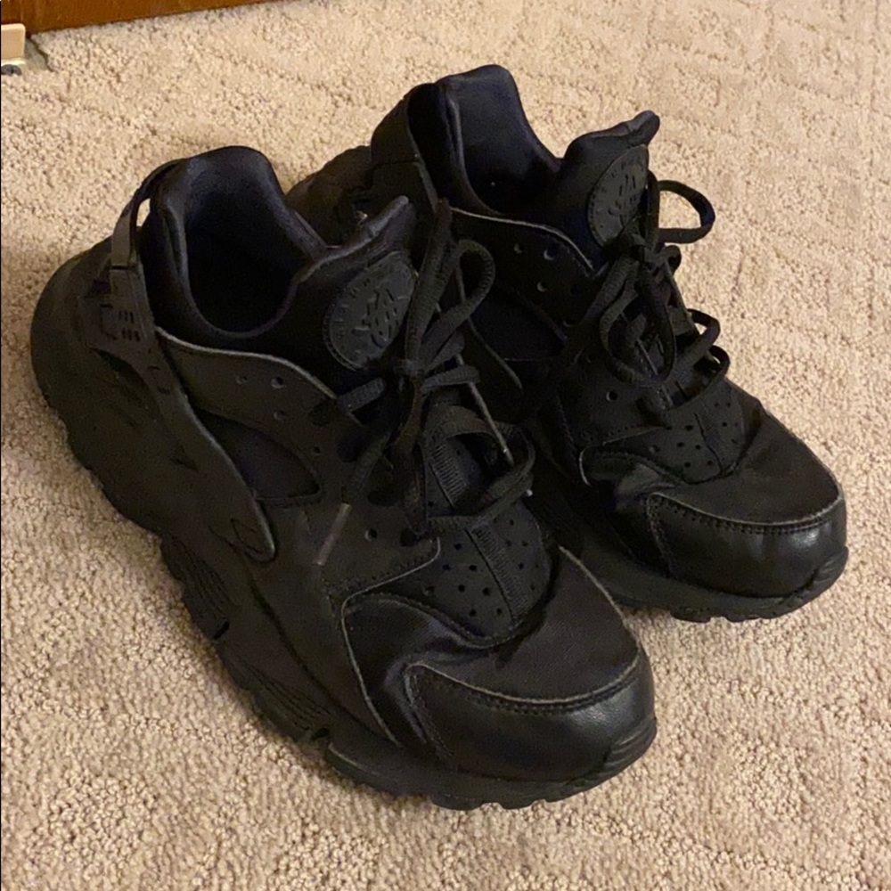 Nike women’s hurache sneaker size 8 in black